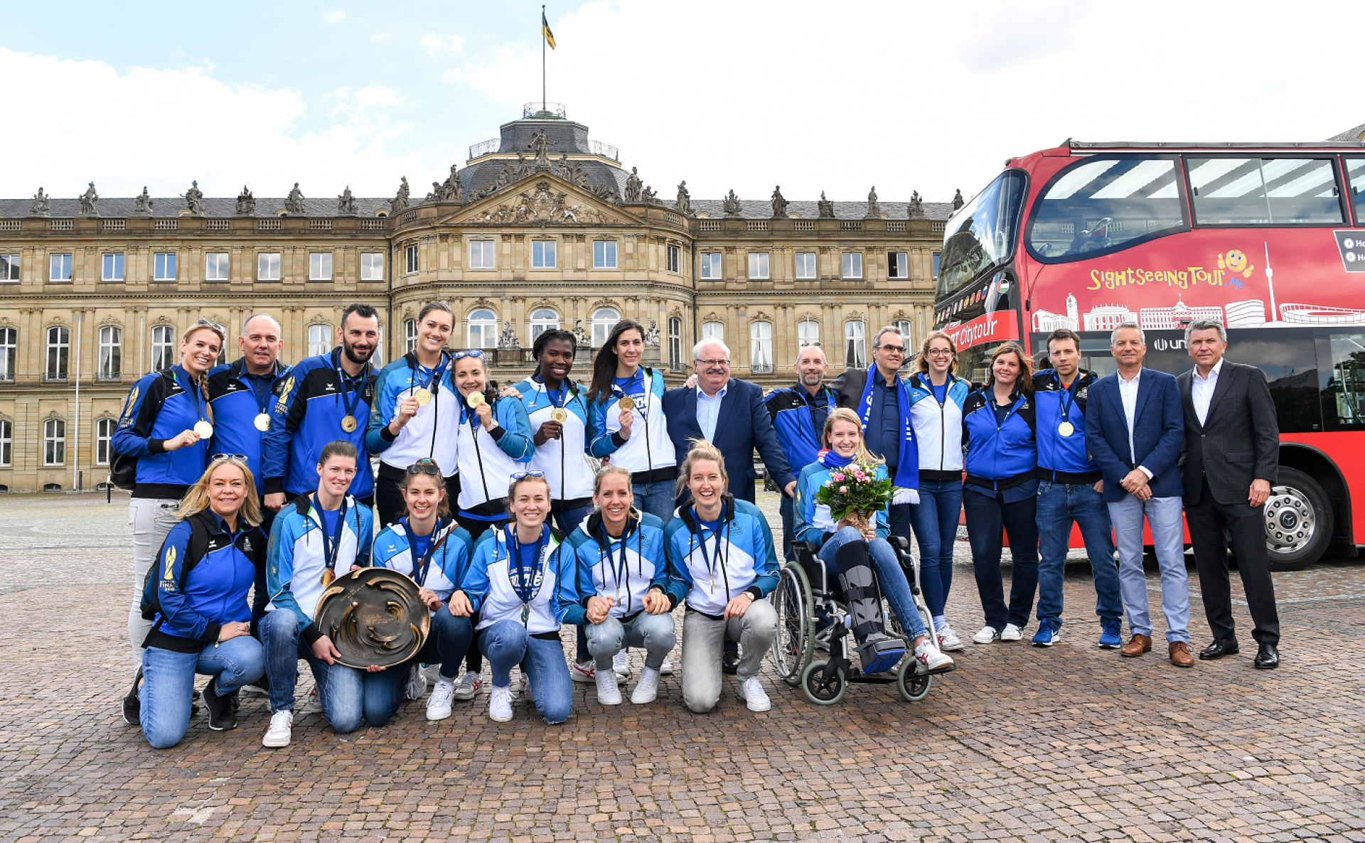 Vom Neuen Schloss ab in die Königsklasse - Unsere Meistermannschaft! | Foto: www.tombloch.de